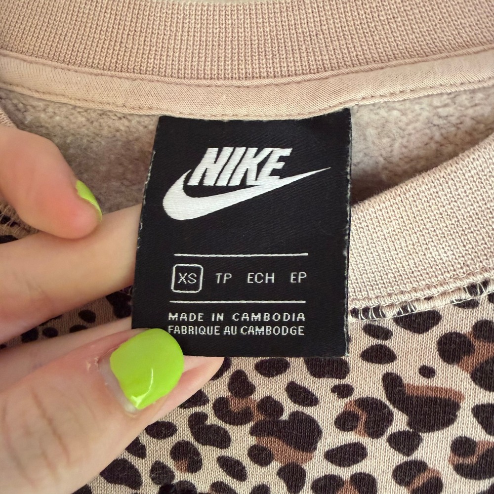 Nike Womens Leopard Print Crewneck Sweatshirt Tan Brown XS Fleece Futura Logo - Picture 5 of 9